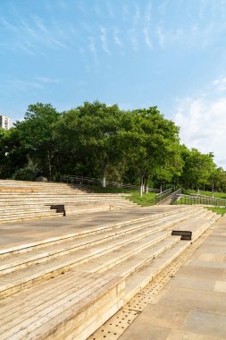 Parkın iki tarafında da tırabzan olan merdivenler.