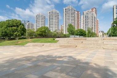 Modern şehrin boş, modern meydanı ve gökdelenleri