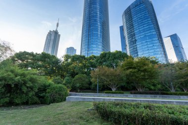 Şangay 'da modern bina geçmişi olan şehir parkı.