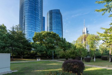 Şangay 'da modern bina geçmişi olan şehir parkı.