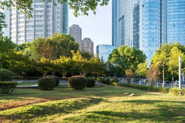 Şangay 'da modern bina geçmişi olan şehir parkı.