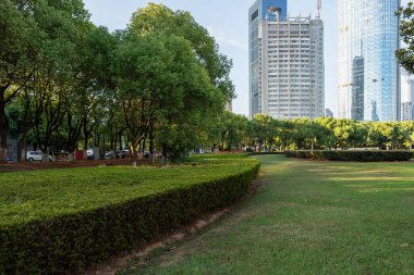 Şangay 'da modern bina geçmişi olan şehir parkı.