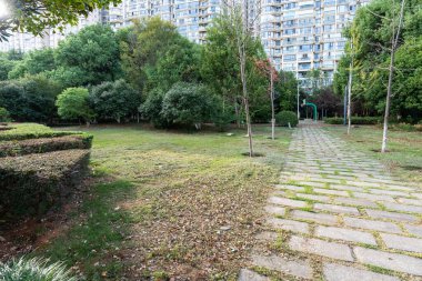 Bahar Parkı ve modern şehir