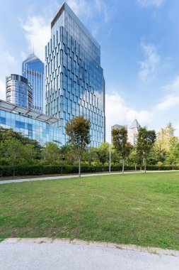 Şangay 'da modern bina geçmişi olan şehir parkı.