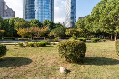 Şangay 'da modern bina geçmişi olan şehir parkı.