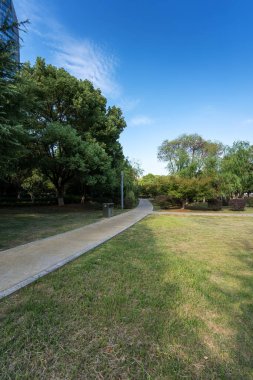 Modern şehirde yürüyüş yolu