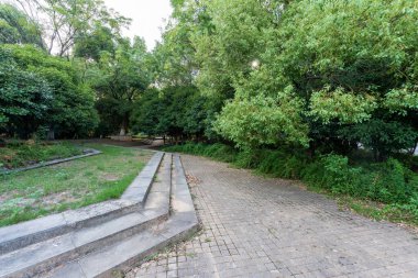 Bahar Parkı ve modern şehir