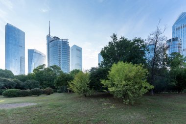 Şangay 'da modern bina geçmişi olan şehir parkı.