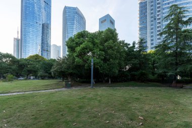 Şangay 'da modern bina geçmişi olan şehir parkı.