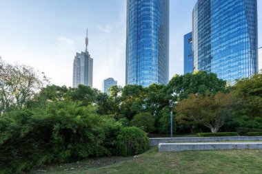 Şangay 'da modern bina geçmişi olan şehir parkı.