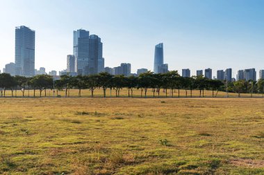 Bahar Parkı ve modern şehir