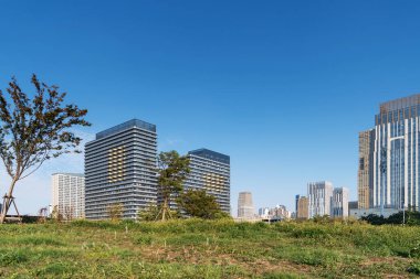 Şangay 'da modern bina geçmişi olan şehir parkı.