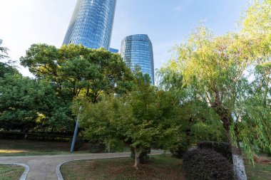 Bahar Parkı ve modern şehir