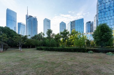 Şangay 'da modern bina geçmişi olan şehir parkı.