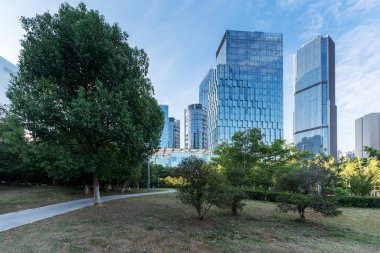 Şangay 'da modern bina geçmişi olan şehir parkı.