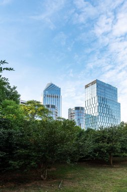 Şangay 'da modern bina geçmişi olan şehir parkı.