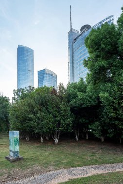 Şangay 'da modern bina geçmişi olan şehir parkı.