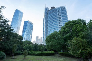 Şangay 'da modern bina geçmişi olan şehir parkı.