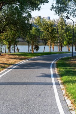 Modern şehirde yürüyüş yolu