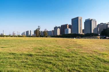 Bahar Parkı ve modern şehir