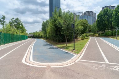 Modern şehirde yürüyüş yolu