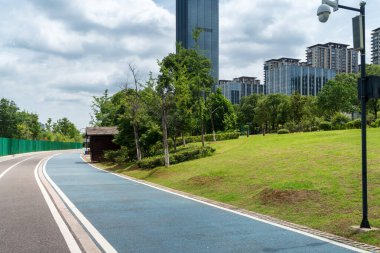 Modern şehirde yürüyüş yolu