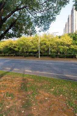 Şehirdeki boş şehir yolu ve binalar