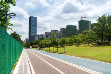 Şehirdeki boş şehir yolu ve binalar