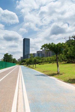 Modern şehirde yürüyüş yolu