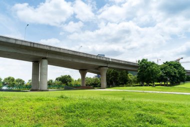 Büyük bir otoban üstgeçidine ve Blue Sky 'a bakıyorum.
