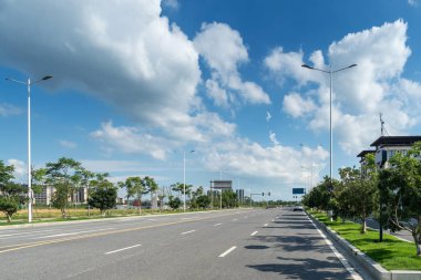 Şehirdeki boş şehir yolu ve binalar