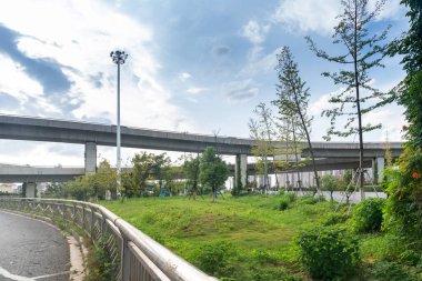 Şehirdeki üst geçidin altında beton yapı ve asfalt yol alanı