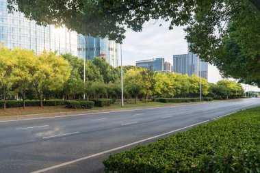 Şehirdeki boş şehir yolu ve binalar