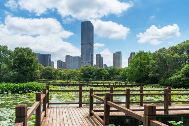 Bahar Parkı ve modern şehir