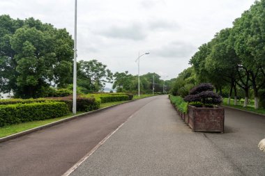 Modern şehirde yürüyüş yolu