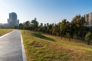 Bahar Parkı ve modern şehir