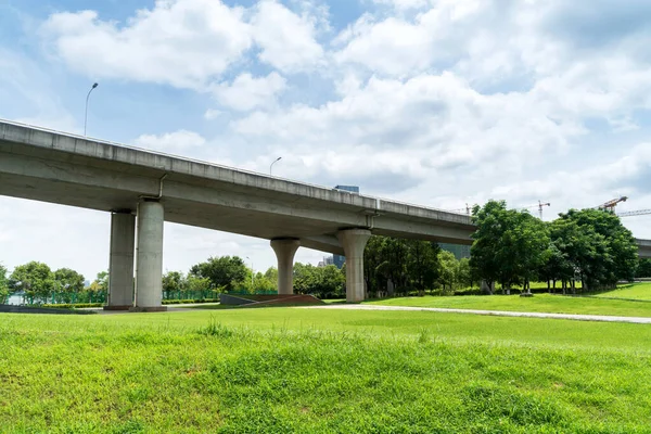 Büyük bir otoban üstgeçidine ve Blue Sky 'a bakıyorum.