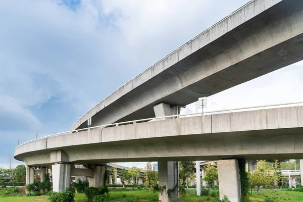 Büyük bir otoban üstgeçidine ve Blue Sky 'a bakıyorum.