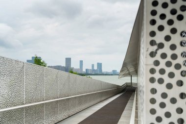 Modern şehirde yürüyüş yolu