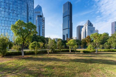 Şangay 'da modern bina geçmişi olan şehir parkı.