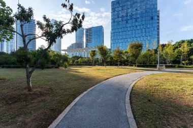 Şangay 'da modern bina geçmişi olan şehir parkı.