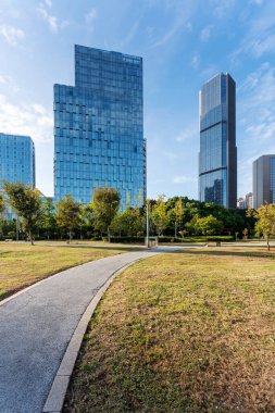 Şangay 'da modern bina geçmişi olan şehir parkı.