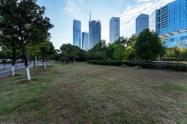 Şangay 'da modern bina geçmişi olan şehir parkı.