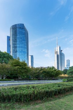 Şangay 'da modern bina geçmişi olan şehir parkı.