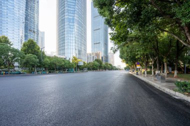 Şehirdeki boş şehir yolu ve binalar