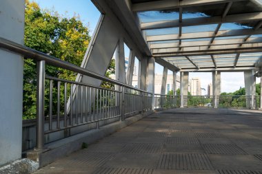 Yaya köprüsünün içinde.