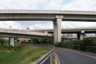 Şehirdeki üst geçidin altında beton yapı ve asfalt yol alanı