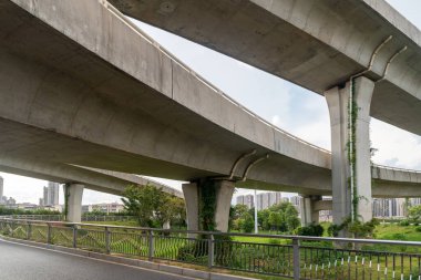 Şehirdeki üst geçidin altında beton yapı ve asfalt yol alanı