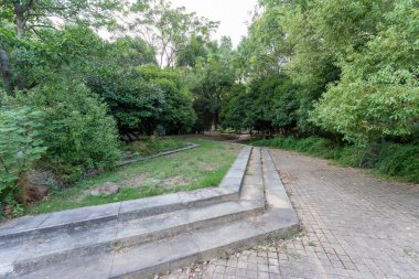 Bahar Parkı ve modern şehir