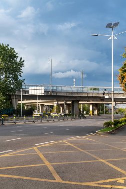 Şehirdeki üst geçidin altında beton yapı ve asfalt yol alanı